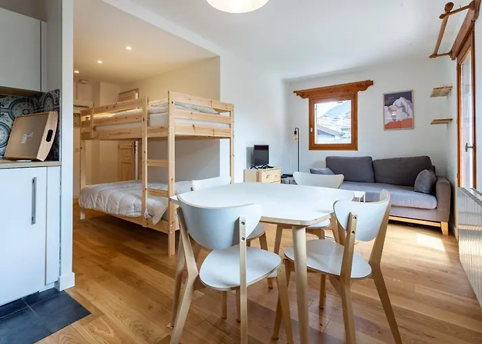 Very Bright Cocoon With Balcony Near The Slopes شقة