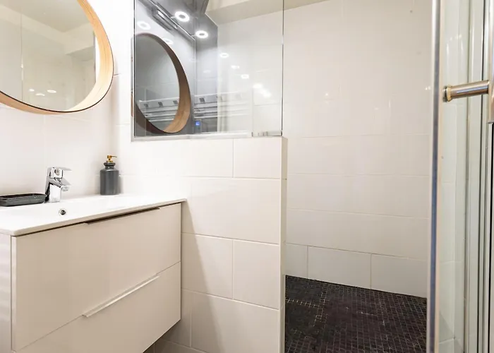 Very Bright Cocoon With Balcony Near The Slopes شقة